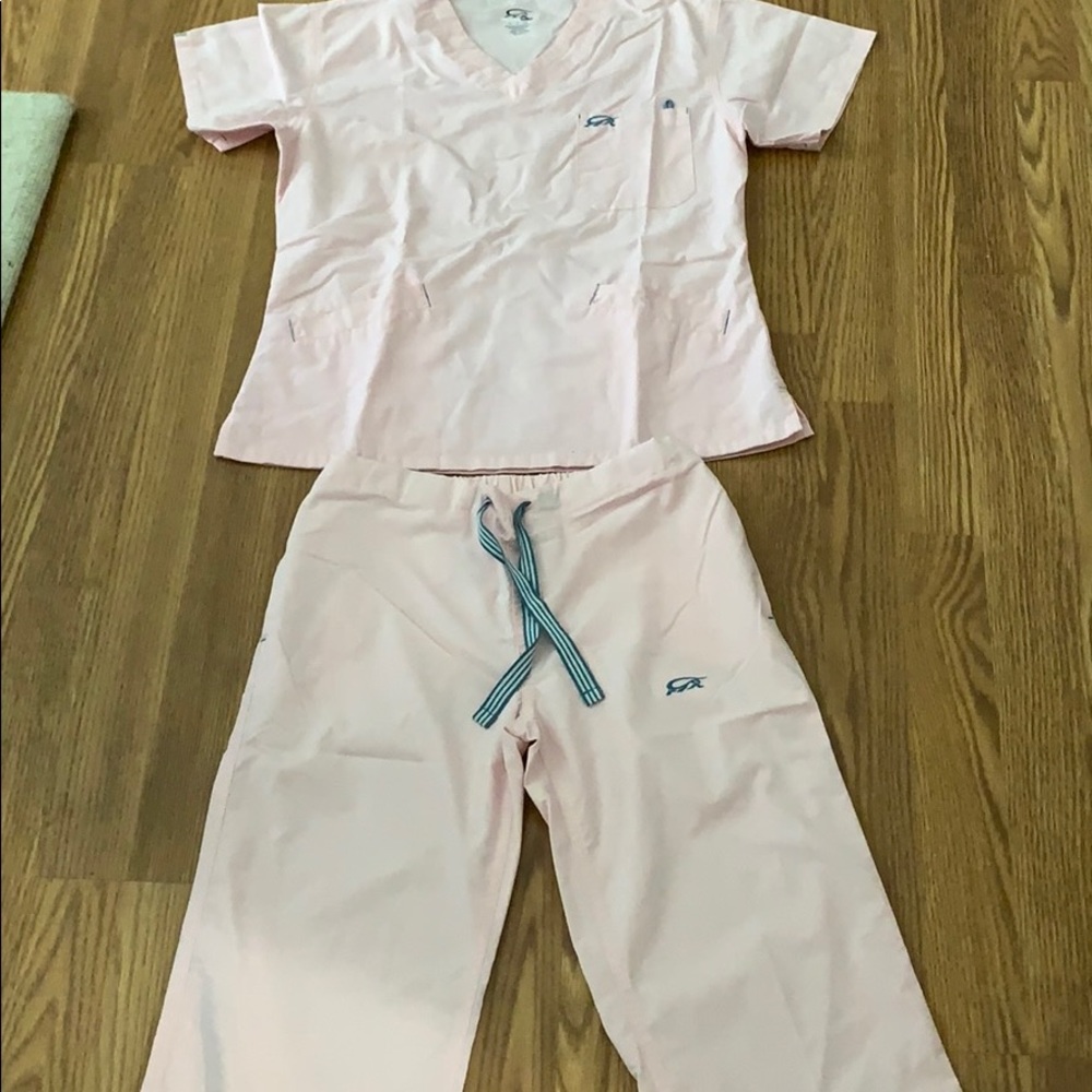 Pink scrubs, small. Brand iguana med.